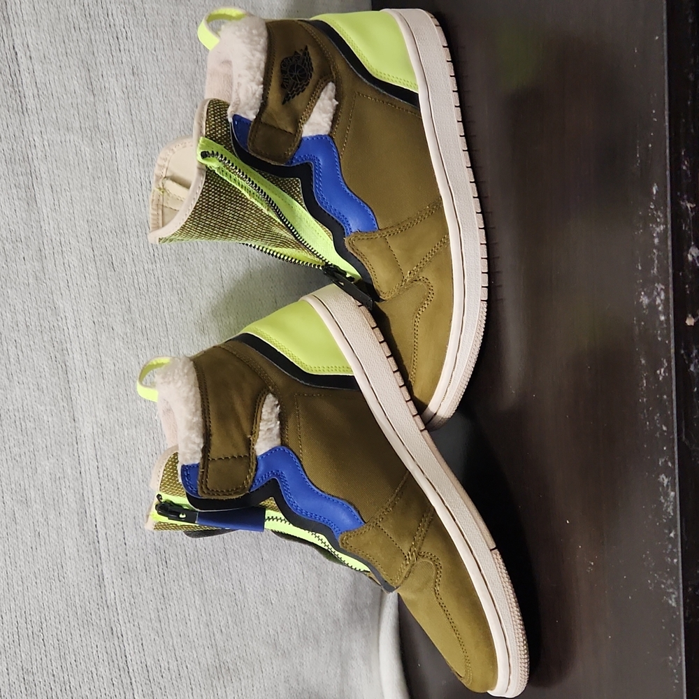 Women 6.5 Nike Air Jordan zip up utility